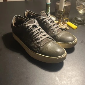 Lanvin Skor - Hej säljer dessa feta och unika Lanvins. Det bästa med lanvins är att de aldrig går ut i stil och passar till allt. De är i 44 men passar som 45. Nypris ligger runt 4500 och mitt är 1000kr. Den är INTE relisted det har blivit något fel!