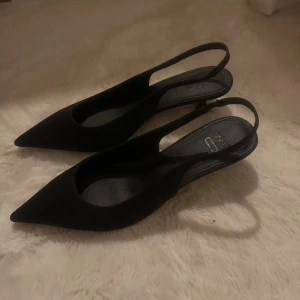 Svarta klackar med spetsig tå från asos - Snygga svarta pumps från asos  med spetsig tå och öppen häl. Helt oanvända