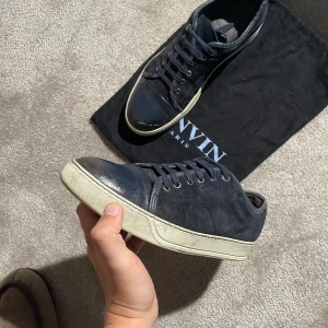 Lanvin skor med glans - Säljer dessa otroligt feta Lanvin skor med glans 7/10 skick lite smuts och sånt på captoe, all og: box, dustbag, extrasnöre. Storlek: uk 9 fits 43/44 Pris är diskuterbart ✅ Bara att höra av dig vid frågor! 5/5 reviews här på Plick ⭐ Fraktar samma dag 📦