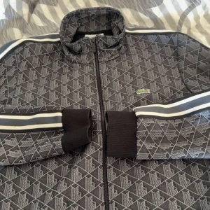 lacoste zip hoddie - storlek m| skick 10/10| pm för mer info