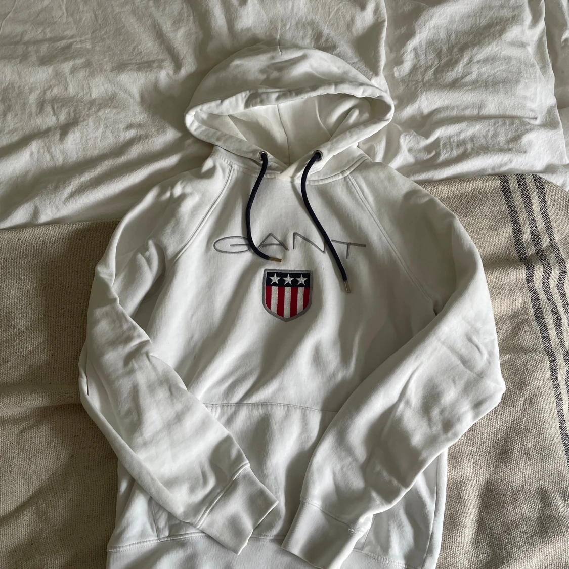 Vit hoodie från Gant 
