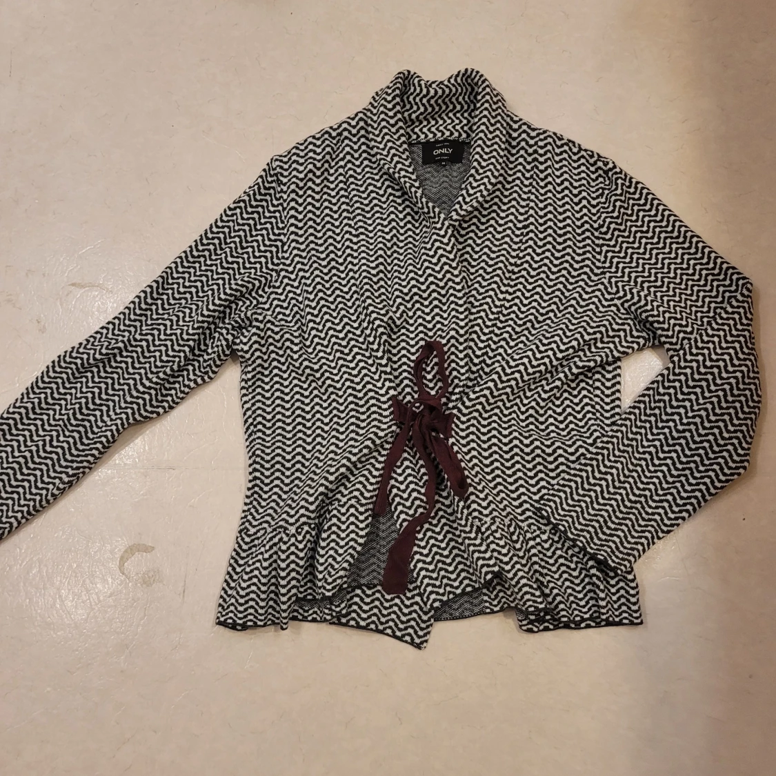 Svartvit kofta från Only med knyt