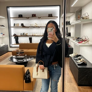  Missay kappa  - Jätte snygg kappa från missäy, perfekt om man vill va stilig säljer pågrund av att jag vill ha pengar för kunna köpa en annan kappa, den har ingen storlek one size 