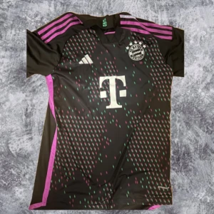 Bayern München tröja  - Skit snygg Bayern tröja i storlek M utan tryck på ryggen 