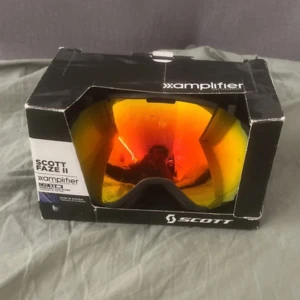 Scott Faze II skidglasögon orange - Säljer ett par Scott Faze II skidglasögon med spegellins i orange och gul ton. Snygg, modern design med bred passform och svart ram. Perfekta för vinterns alla äventyr i backen. Levereras i originalkartong.