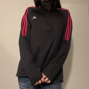 Svart Adidas tröja med rosa ränder - Jätte söt men använder inte längre