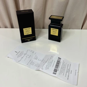 Tom Ford Tobacco Vanille 100ml - Tom Ford Tobacco Vanille Eau de Parfum, 100 ml. Lyxig och ikonisk doft i snygg förpackning. Perfekt för dig som vill sticka ut och visa din unika stil. Inköpt på Sephora, kvitto medföljer.