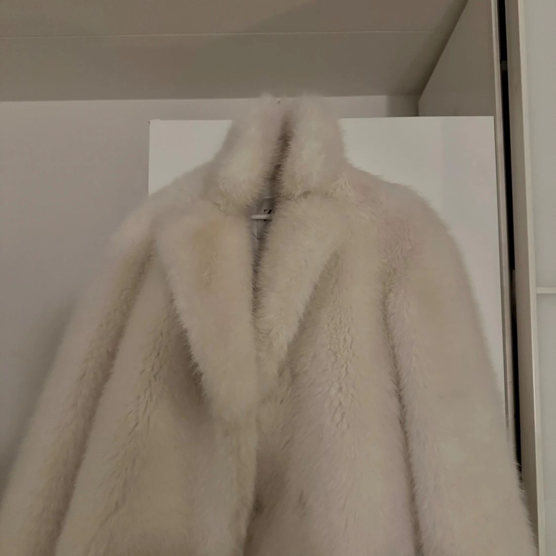 Vit fluffig pälsjacka med krage - 1