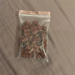 Slipband för roterande verktyg - Påse med slipband för roterande verktyg, idealiska för slipning, polering och ytbehandling av trä, plast eller metall. Slipbanden är nya och levereras i försluten plastpåse. Passar de flesta multiverktyg och slipmaskiner.