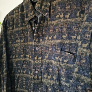 Älgskjorta - Mjuk skjorta i manchester-liknande tyg med älgar/rådjur på. (Säljer åt min partner)