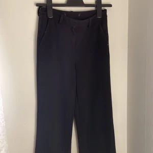 Svarta kostymbyxor - Svarta kostymbyxor från vero Moda i storlek XS/30