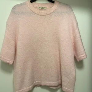 Ljusrosa stickad tröja Gina Tricot - Mysig och snygg ljusrosa stickad tröja från Gina Tricot.