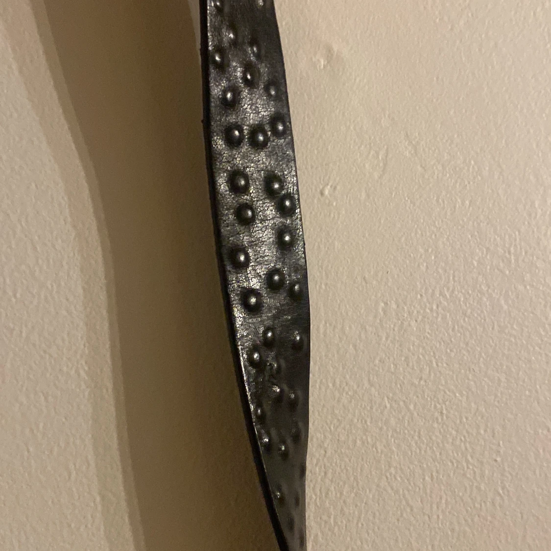 Svart bälte med stor dekorerad silverfärgad spänne - 1