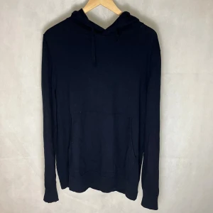 Filippa K Kashmir hoodie - Riktigt soft Hoodie av Filippa K i Kashmir och bomulls blandning. Modellen är 185. Fint skick.