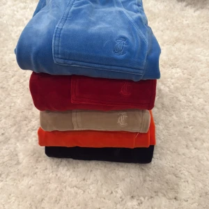 Juicy couture byxor - Säljer fem st Juicy byxor. Nyskick på alla byxor förutom de blåa som har lite märken och saknar knytningen(se bild 3+4)! 350kr st för resterande färger, dem blåa 200kr! Finns även matchande tröja till de blåa och oranga! Svarta,oranga är st XS och de andra XXS