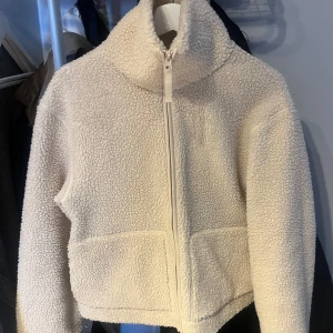 Beige teddyjacka med dragkedja - Inte mina bilder👉👈Mysig beige teddyjacka från Hm, nästan aldrig använd, alltså i nyskick