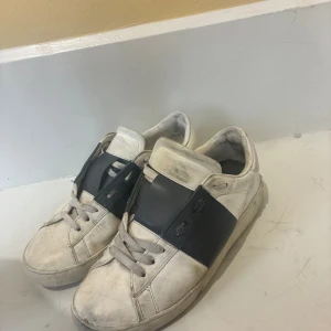 Valentino open - Säljer mina Valentino Open i marinblått. Äkta och fortfarande riktigt snygga trots lite användning