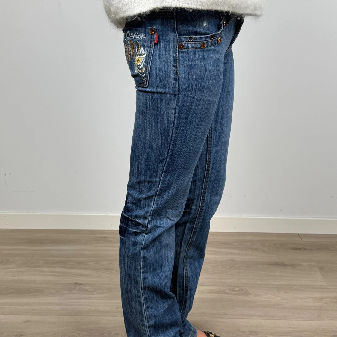 Blå jeans med broderade bakfickor - 2