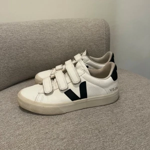 VEJA Skor - säljer dessa fina Veja skor i storlek 38,5, serienummer finns på bild:5🥰