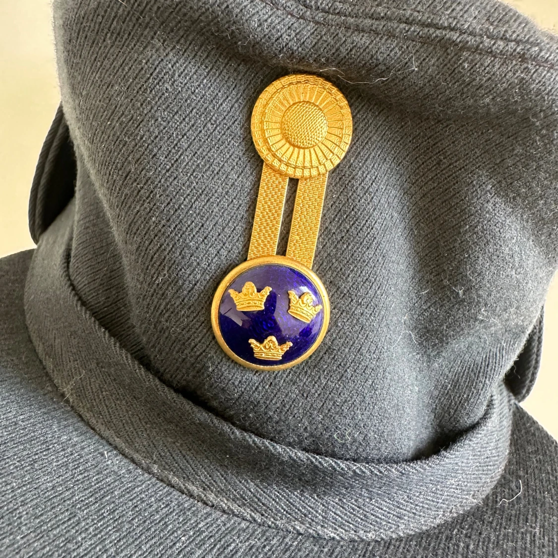 Mörkblå militärkeps med emblem - 2