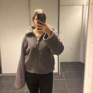 teddyjacka - Säljer denna populära teddyjackan! Väldigt varm och mysig nu inför hösten och vintern!!🍁🧸(bara använd en gång)