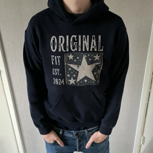 Hoodie - | Blå hoodie med tryck | modellen är 178cm och väger 67kg | kom med prisförslag |