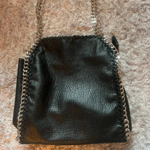 Svart väska tiamo, strl L - Hej, säljer denna väska ifrån Tiamo, den är i storlek L.