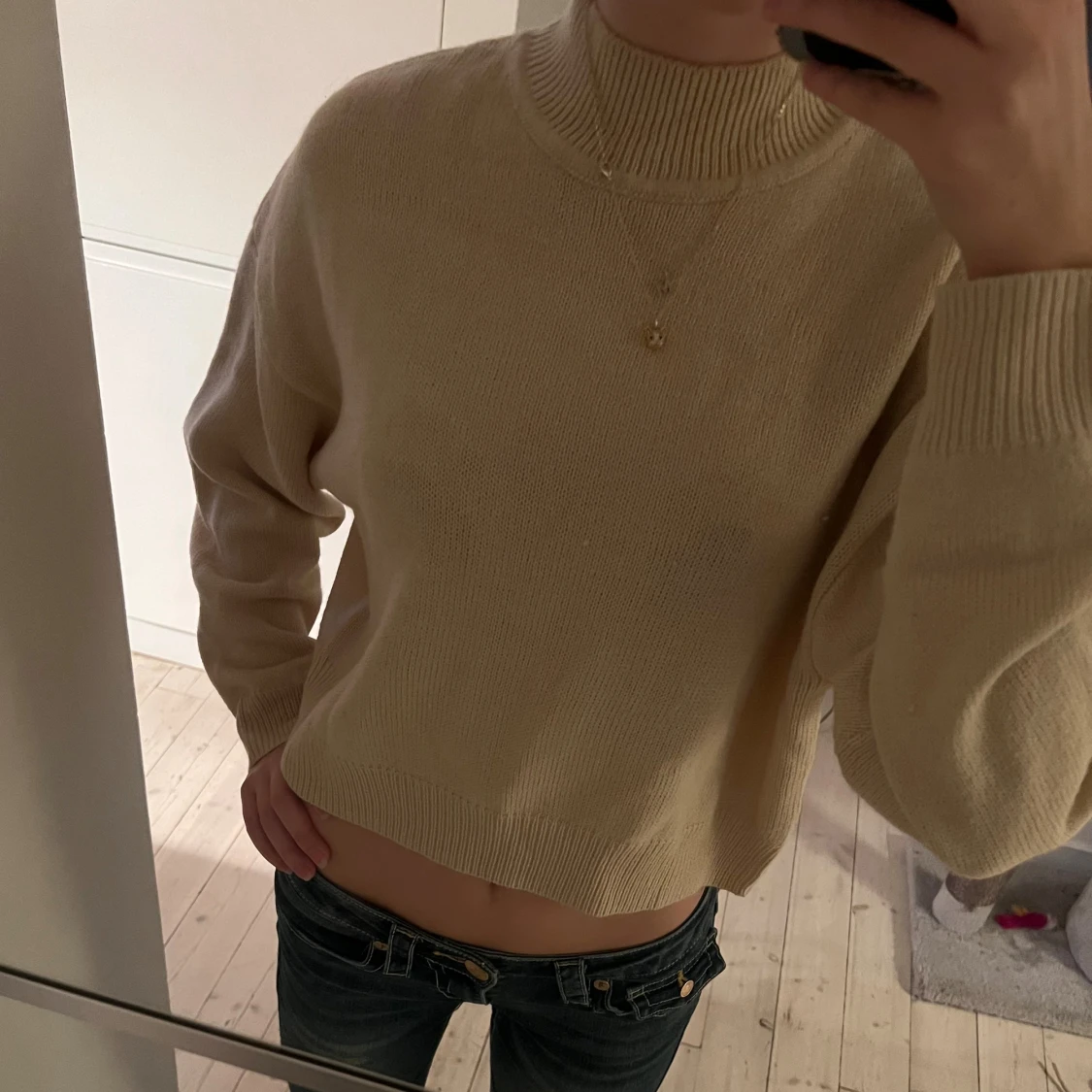 Beige stickad croppad tröja