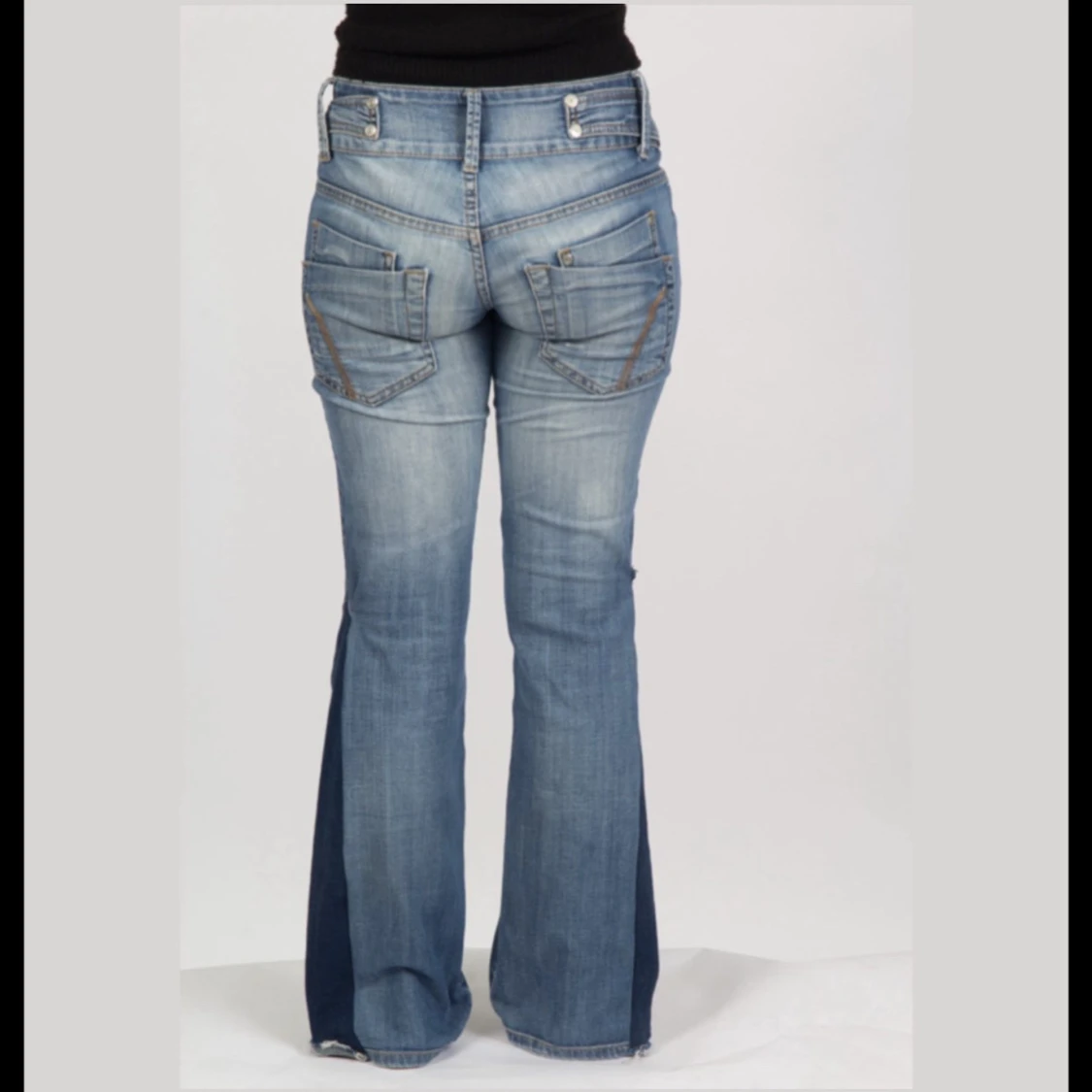 Blå bootcut jeans med detaljer - 1