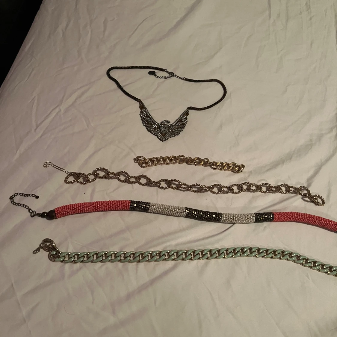 Flera halsband i olika stilar