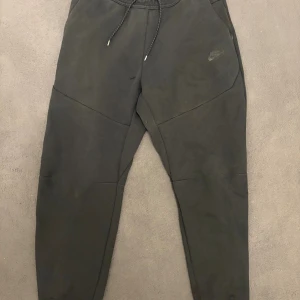 Nike tech fleece byxor - Tappat lite färg men inget man ser under vardagligbruk samma men den lilla skadan ni ser på framsidan det är inget man lägger märke till.