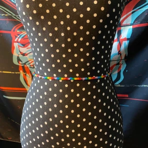 Magband  - Magband från Pride. Vill typ inte slänga de för hjärtat ä gulligt. Går väl att ha som halsband. Inte jätte stort i midjan tyvärr men går väl att ta pärlorna om inte annat