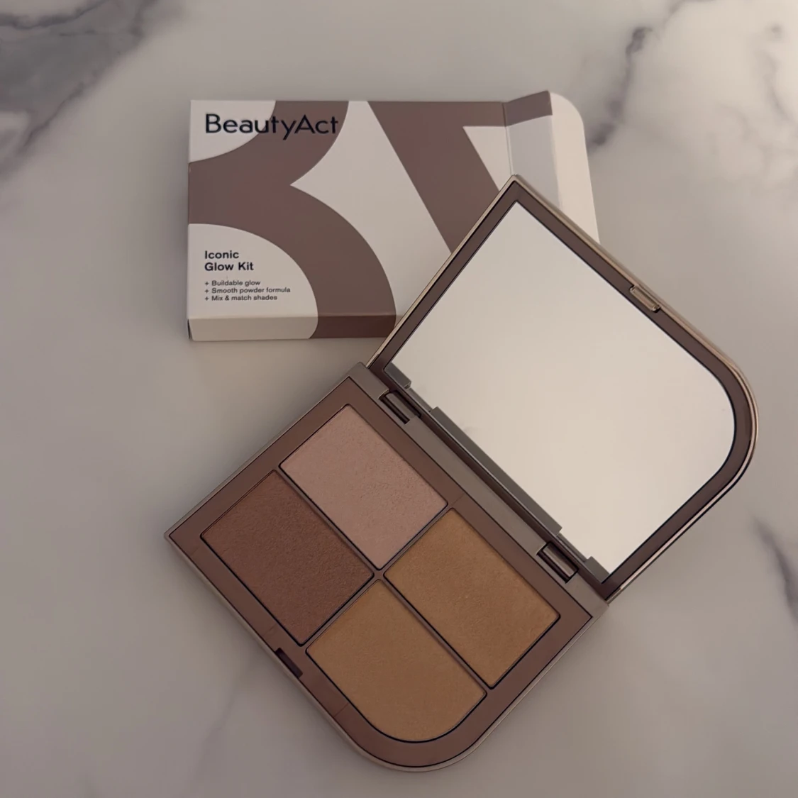 BeautyAct Iconic Glow Kit highlighter
