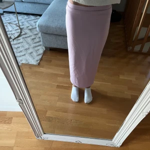 Ljusrosa långkjol med slit - Supersnygg ljusrosa långkjol i mjukt bomullstyg med en slits baktill. Mycket skön!😍