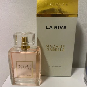La Rive Madame Isabelle Parfym - Madame Isabelle från La Rive är en elegant eau de parfum med stilren design. Perfekt för dig som vill ha en sofistikerad touch till din look. Flaskans design och förpackning ger en lyxig känsla.