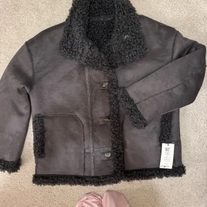 Helt ny läder plus teddyjacka - En super fin och trendig grå/svart/brun läder jacka som även går att vända på och använda som teddyjacka! Helt ny, lappar kvar, skriv för fler bilder💕
