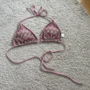 Bikiniöverdel  - Lite missoni mönstrad, så fin!