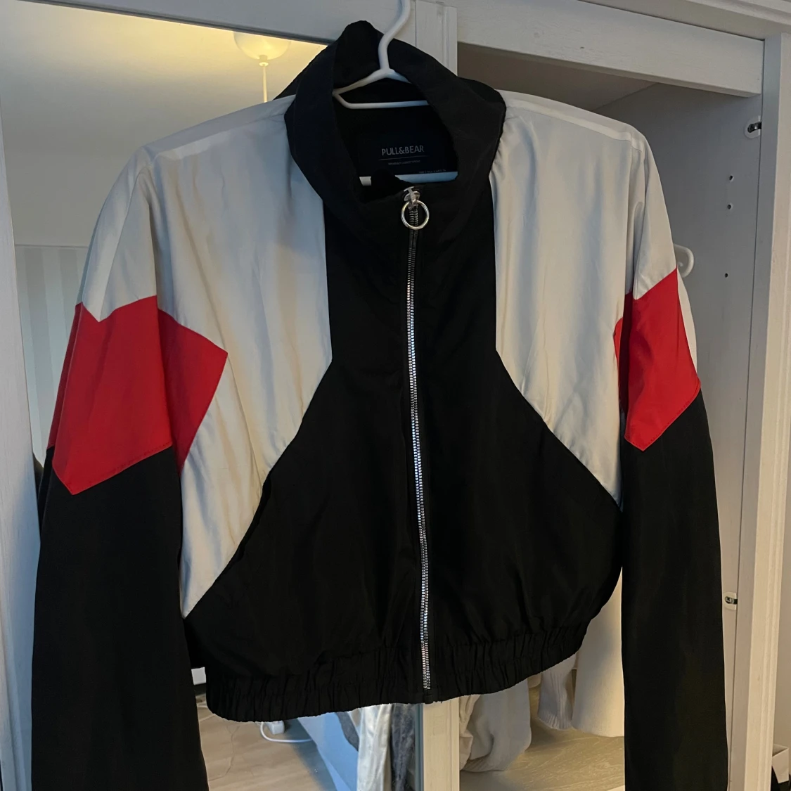 Svart, röd och vit vindjacka Pull&Bear - 2