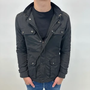 Field jacka - Hej, säljer nu denna riktigt snygga field jackan i storlek S som är perfekt nu till hösten! Skicket är 9/10 Vid minsta lilla fundering så är det bara att höra av sig