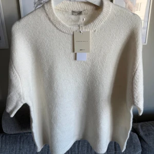 Vit stickad kortärmad tröja Gina Tricot - •Supermjuk och stilren vit stickad tröja från Gina Tricot med korta ärmar och rund hals.  •Tröjan är i en ullblandning med inslag av alpacka och polyester, vilket gör den både varm och lätt •Djurfritt och rökfritt hem