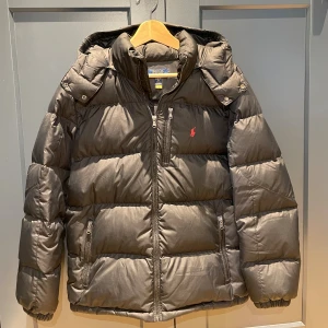 Svart pufferjacka Polo Ralph Lauren - Säljer denna jacka i storlek XL18-20 vilket motsvarar Small i herrstorlek. Den är i fint skick och säljs för att den är för liten! Hör av er vid funderingar.