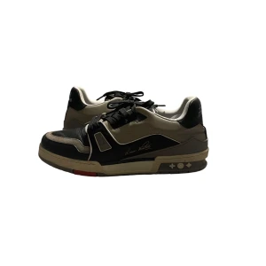 Louis Vuitton svarta sneakers i skinn - Exklusiva Louis Vuitton sneakers i svart och beige skinn med coola detaljer och logga på sidan. Snygg kontrast mellan färgerna, svarta snören och robust sula med VUITTON-tryck undertill. Perfekta för dig som vill sticka ut med lyxig streetstyle. De är i storlek 45 men sitter som 44.