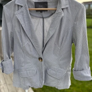 Tunn jacka/kavaj från frk strl 40 - Tunn randig jackkavaj, passar perfekt över linne till jeans men även mer finklätt.