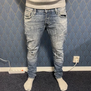 Jack & Jones Jeans - | Säljer ett par feta jeans med slitningar från Jack & Jones modell slim/Glenn | Storlek 34/32 men sitter som 32/32 | Skick 9/10 | Mitt pris är 549 |