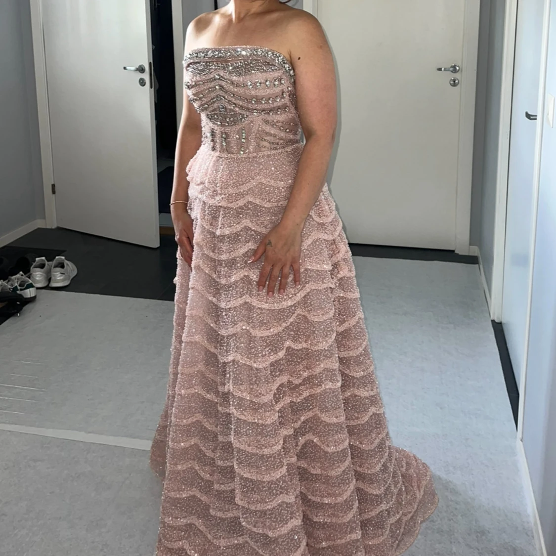 Champagnefärgad glittrig balklänning - 1