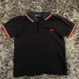 Fred perry pike för barn - En fin fred perry pike storlek 5-6 år lång 116cm