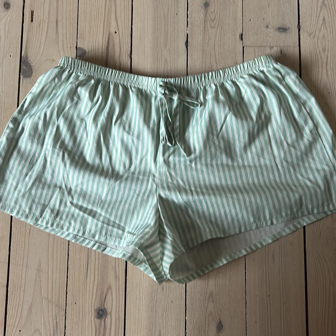 Grön- och vitrandiga shorts med snörning