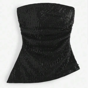 Svart glittrig paljett fest tubtopp - Säljer en svart tubtopp täckt av glittriga paljetter. Toppen har en bandeau-modell och är figurnära med lätt utsvängd nederkant. Materialet är ganska stretchig, men kan vara lite tajt. Pris kan absolut diskuteras🥰