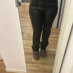 Skinnbyxor raka BikBok  - Säljer ett par svarta byxor knappt använda från BikBok i skinnimitation med klassisk femficksdesign och raka ben. Byxorna har normal passform och är lågmidjade, perfekt för dig som vill ha en edgy look. Snygga att styla med boots eller sneakers. 