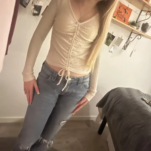 Långärmad topp - Säljer en långärmad topp med urringning. 